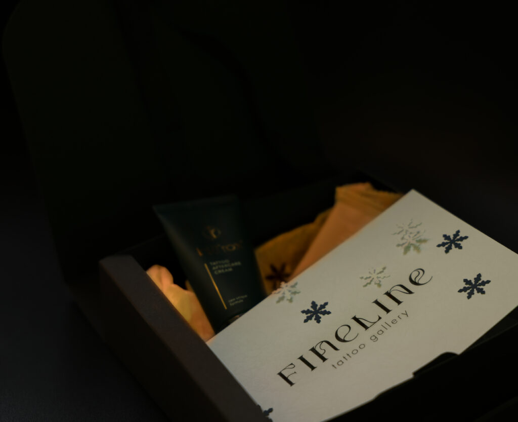 Podaruj voucher na tatuaż w Fineline Tattoo Gallery. Delikatne tatuaże fine line i microrealizm w wykonaniu Lory. Idealny, personalny prezent w eleganckim opakowaniu.