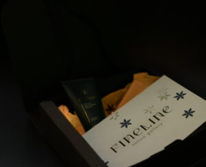 Podaruj voucher na tatuaż w Fineline Tattoo Gallery. Delikatne tatuaże fine line i microrealizm w wykonaniu Lory. Idealny, personalny prezent w eleganckim opakowaniu.